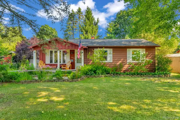 334 Fairfield AVE, Holly Village, MI 48442