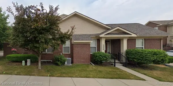 1374 Hillcrest DR, Waterford Charter Township, MI 48327