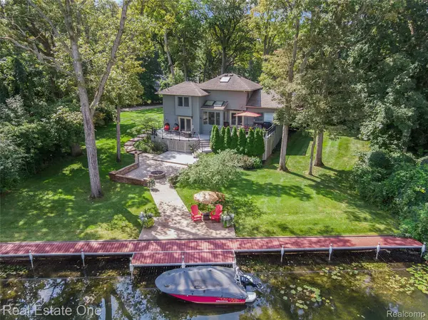 9929 Curie LN, Hamburg Township, MI 48169