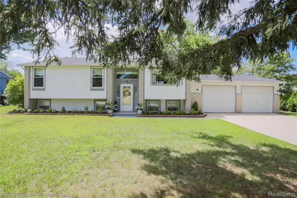 2687 Los Angeles DR, Wolverine Lake Village, MI 48390