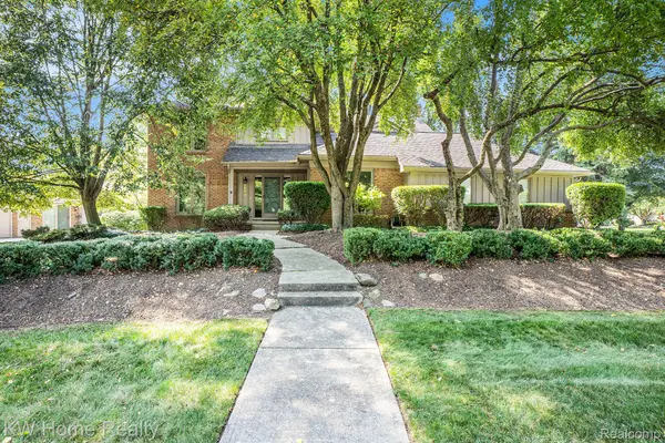 1583 Greenwich DR, Troy, MI 48098