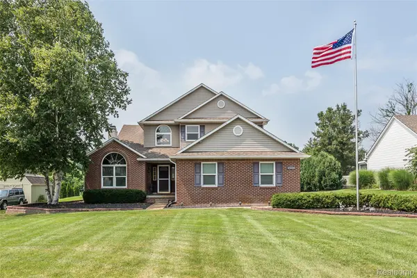 2116 Ore Creek LN, Brighton, MI 48114