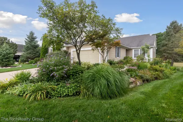 4172 Hamlet CV #14, Bath Charter Township, MI 48808