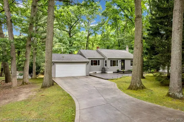 2064 Miles RD, Lapeer, MI 48446