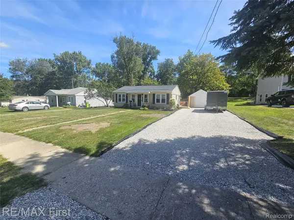 810 Forest DR, Fenton, MI 48430