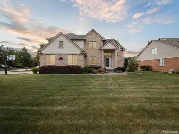 57611 Hawthorn DR, Washington Township, MI 48094