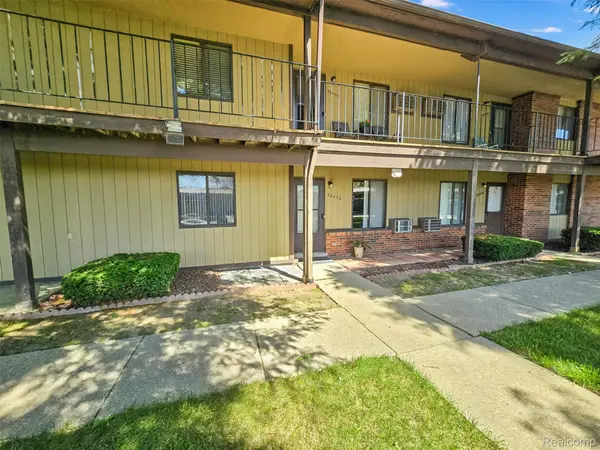 30452 Utica RD #7, Roseville, MI 48066