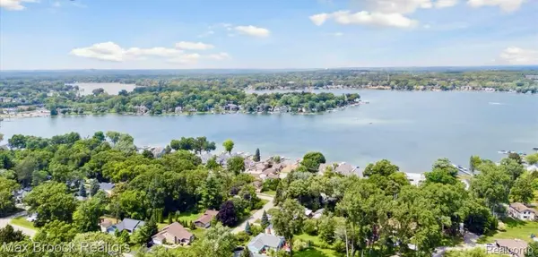 2915 Greenbrooke LN, West Bloomfield Charter Township, MI 48324