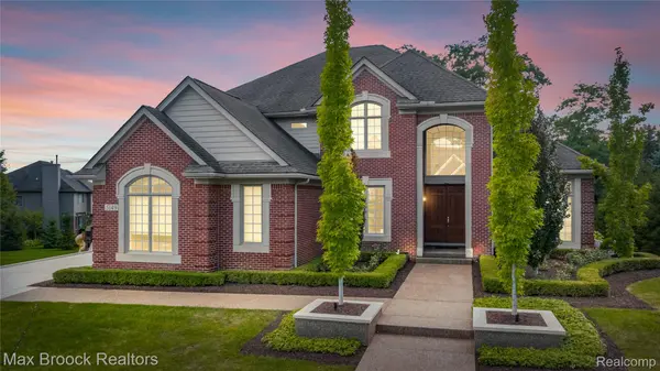 5149 Parkgate DR, Commerce Charter Township, MI 48382