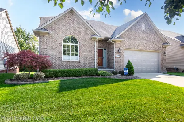3443 Hawk Woods CIR #7, Auburn Hills, MI 48326
