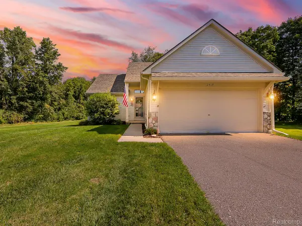 2517 Pine DR, Wixom, MI 48393
