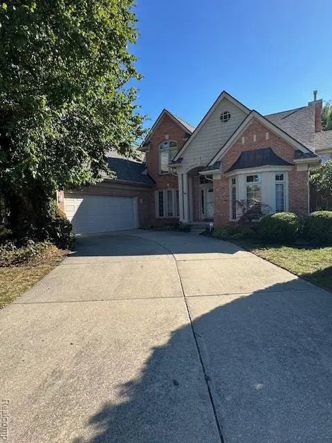 2155 Mackwood CT, Rochester Hills, MI 48307