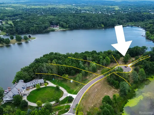 005 Lakeshore DR, Goodrich Village, MI 48438