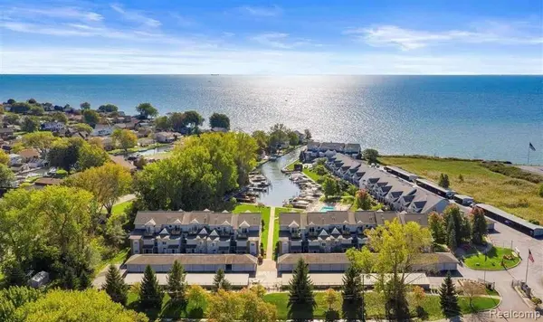 37810 Jefferson AVE, Harrison Charter Township, MI 48045