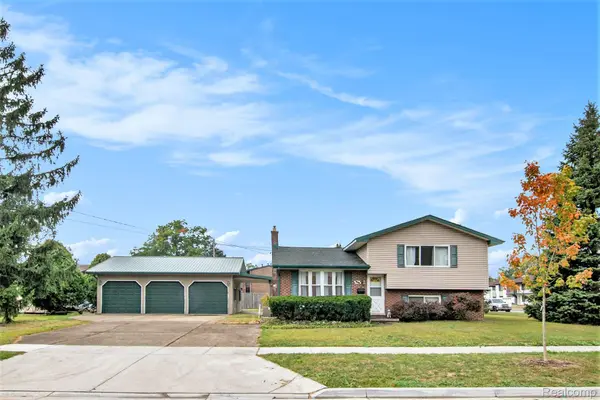 1001 Worchester DR, Fenton, MI 48430