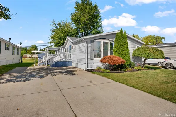52159 Landsdowne Circle, Chesterfield Township, MI 48051