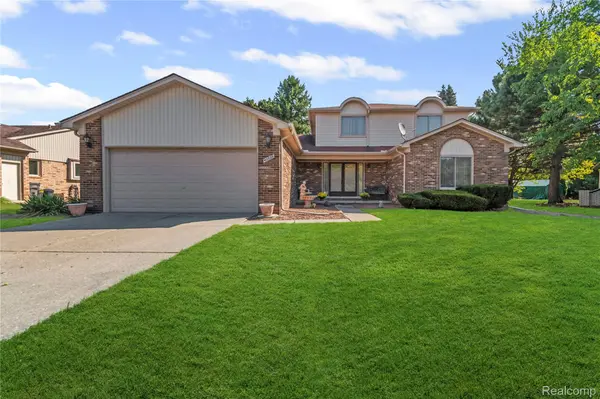 40538 Woodside DR, Clinton Charter Township, MI 48038