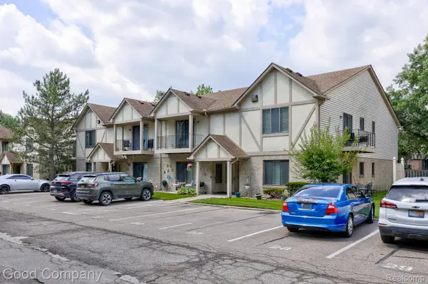 38555 Wellington DR, Clinton Charter Township, MI 48036