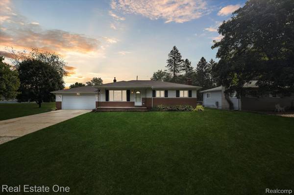 2436 Woodlawn ST, Walled Lake, MI 48390