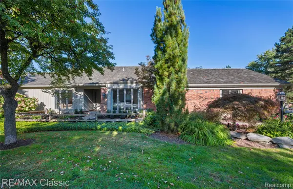 3930 Maple HL W, West Bloomfield Charter Township, MI 48323