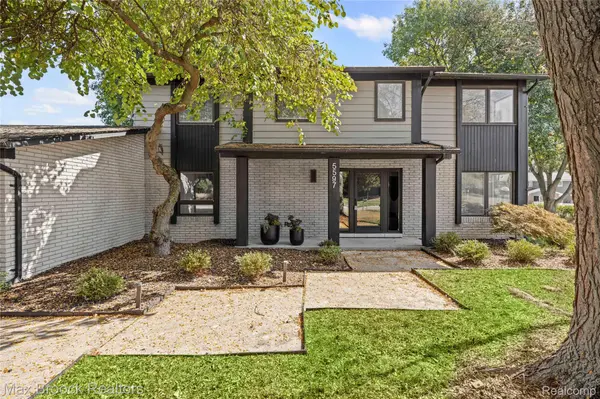 5597 Apple Ridge TRL, West Bloomfield Charter Township, MI 48322