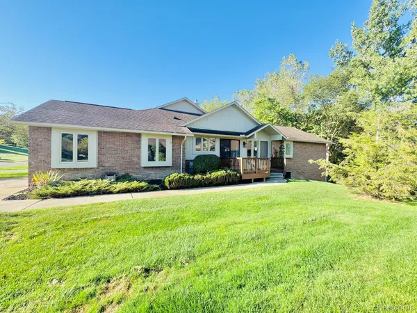 5616 Hillcrest CIR W, West Bloomfield Charter Township, MI 48322