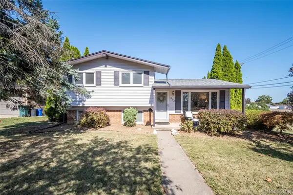 908 W Elmwood AVE, Clawson, MI 48017