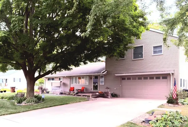 48212 Cardinal DR, Shelby Charter Township, MI 48317