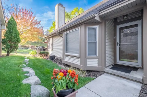 919 Whisperwood DR, Fenton, MI 48430
