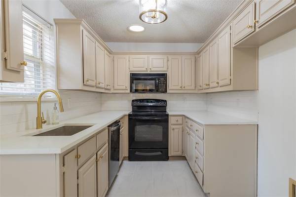 8518 Bridgewater Drive, Rowlett, TX 75088