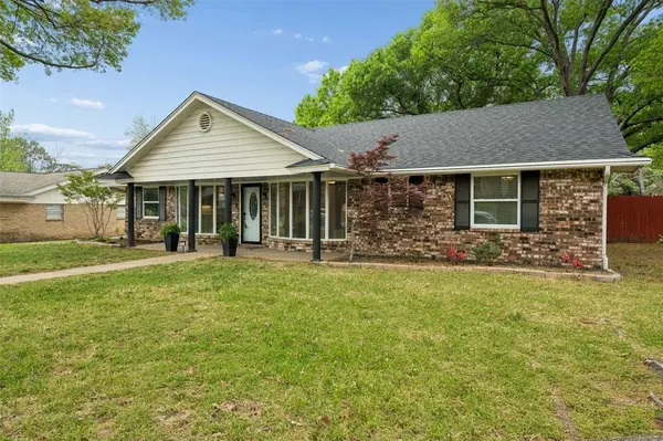 17 Lincolnshire Circle, Bedford, TX 76021