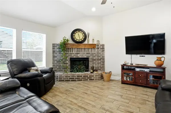 904 Avagail Avenue, Springtown, TX 76082