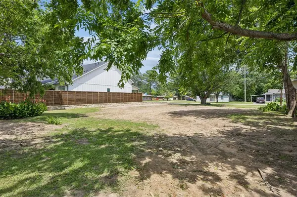 1110 S Pine Street, Grapevine, TX 76051