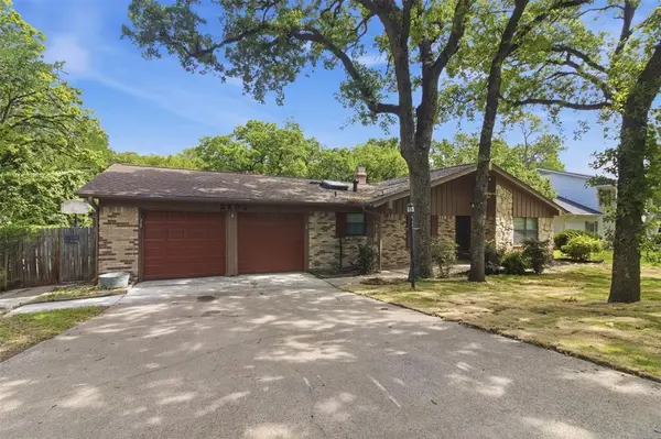 2703 Oak Cliff Lane, Arlington, TX 76012
