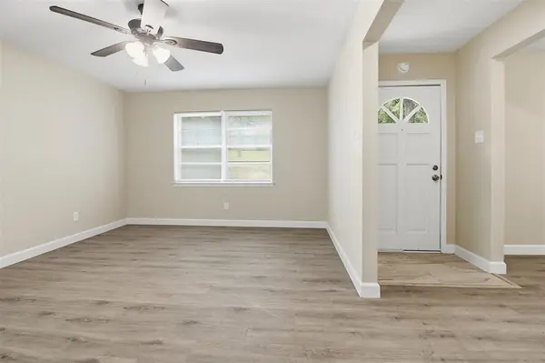 2703 Oak Cliff Lane, Arlington, TX 76012