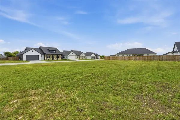 585 Highview Court, Godley, TX 76044