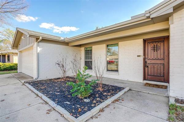1812 Winchester Way, Bedford, TX 76022