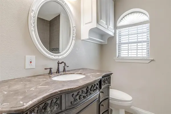 1812 Winchester Way, Bedford, TX 76022