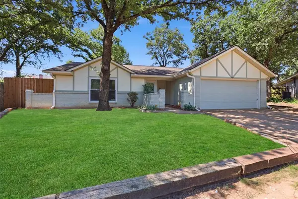 2400 York Minster Court, Arlington, TX 76006