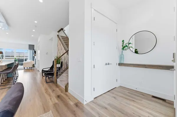 4413 35 AVE SW, Calgary, AB T3E 1B2