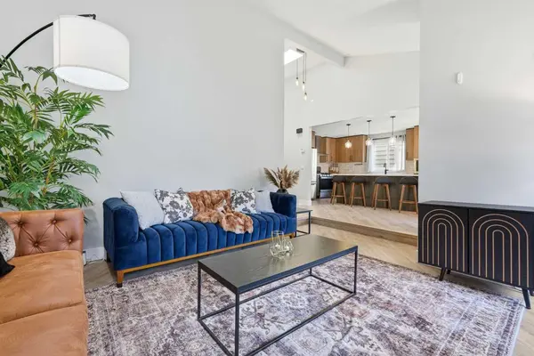 71 Woodfield DR SW, Calgary, AB T2W3T3