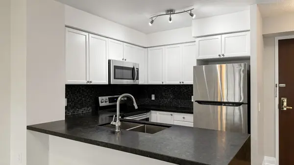 18 Parkview AVE #1015, Toronto C14, ON M2N 7H7