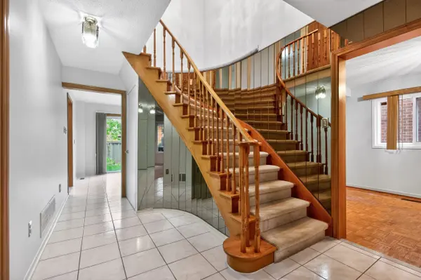 9 Montague PL, Toronto E05, ON M1W 3V5
