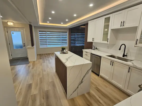 137 Willow LN, Newmarket, ON L3Y 4J1