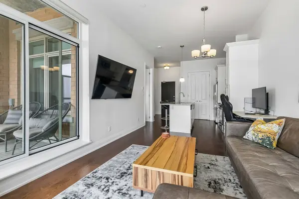 15277 Yonge ST #11, Aurora, ON L4G 1N6