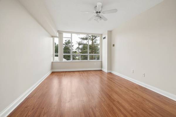 22 Hanover RD #201, Brampton, ON L6S 5K7