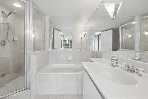 22 Hanover RD #201, Brampton, ON L6S 5K7