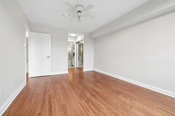 22 Hanover RD #201, Brampton, ON L6S 5K7