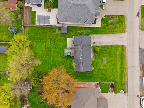 29 Leckie AVE, Hamilton, ON L8J 2S7