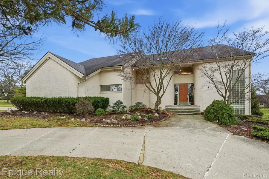 2029 Birchwood WAY, West Bloomfield Charter Township, MI 48302